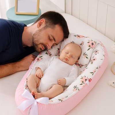 réducteur de lit se distingue par ses bords matelassés